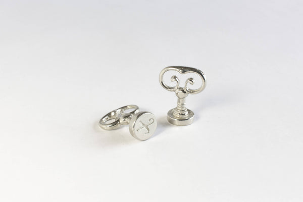 Scroll Handle Swirly Alphabet: Scroll Handle Swirly Font D