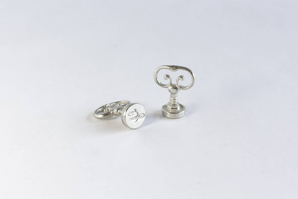 Scroll Handle Swirly Alphabet: Scroll Handle Swirly Font D
