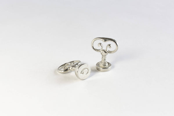 Scroll Handle Swirly Alphabet: Scroll Handle Swirly Font D