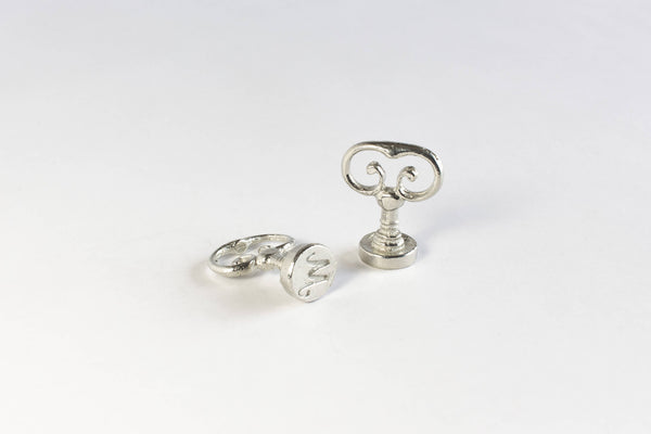 Scroll Handle Swirly Alphabet: Scroll Handle Swirly Font D