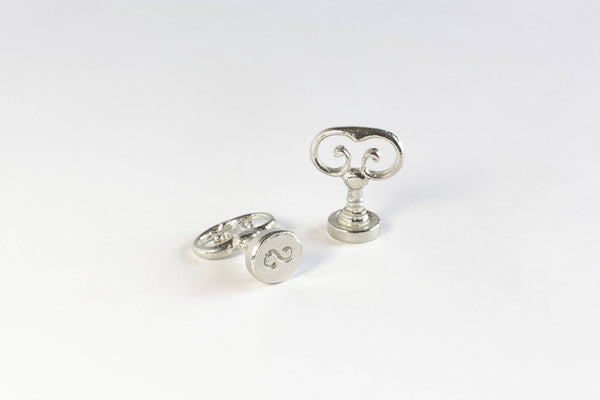Scroll Handle Swirly Alphabet: Scroll Handle Swirly Font D